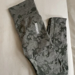 Gymshark tights  - Gröna camo med scrunch från Gymshark! Använda ca 5-7 gånger