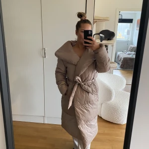 Vinterjacka - Säljer nu min supermysiga vinterjacka från Missguided. Storlek 38 men passar även 40! Två fickor, dragkedja och ett bälte man kan använda för att knyta runt. I fint skick