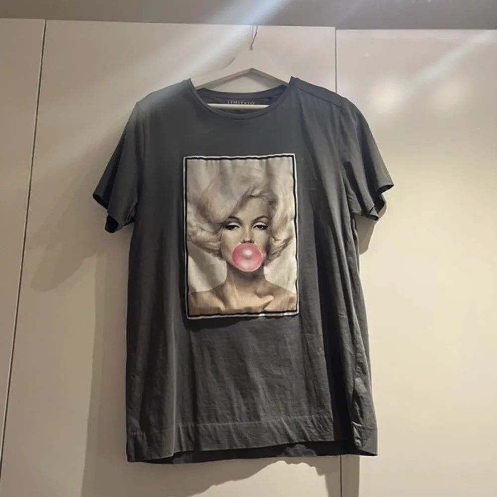 Säljer nu en skit snygg Limitato t-shirt, för priset 499 hör av er vid fler frågor och bilder. T-shirts.