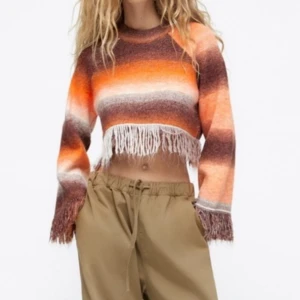 Ny Populär Stickad Tröja med fringe! - Oanvänd Stickad Tröja från Zara!  Orange och Brun.  Strl. S