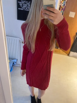 Röd stickad klänning  - Söt röd stickad klänning från cellbes, perfekt till jul! Endast använd ca 2 ggr, som ny. 100+frakt! 🎅🏻🎄 tveka inte att höra av dig om du har frågor! 