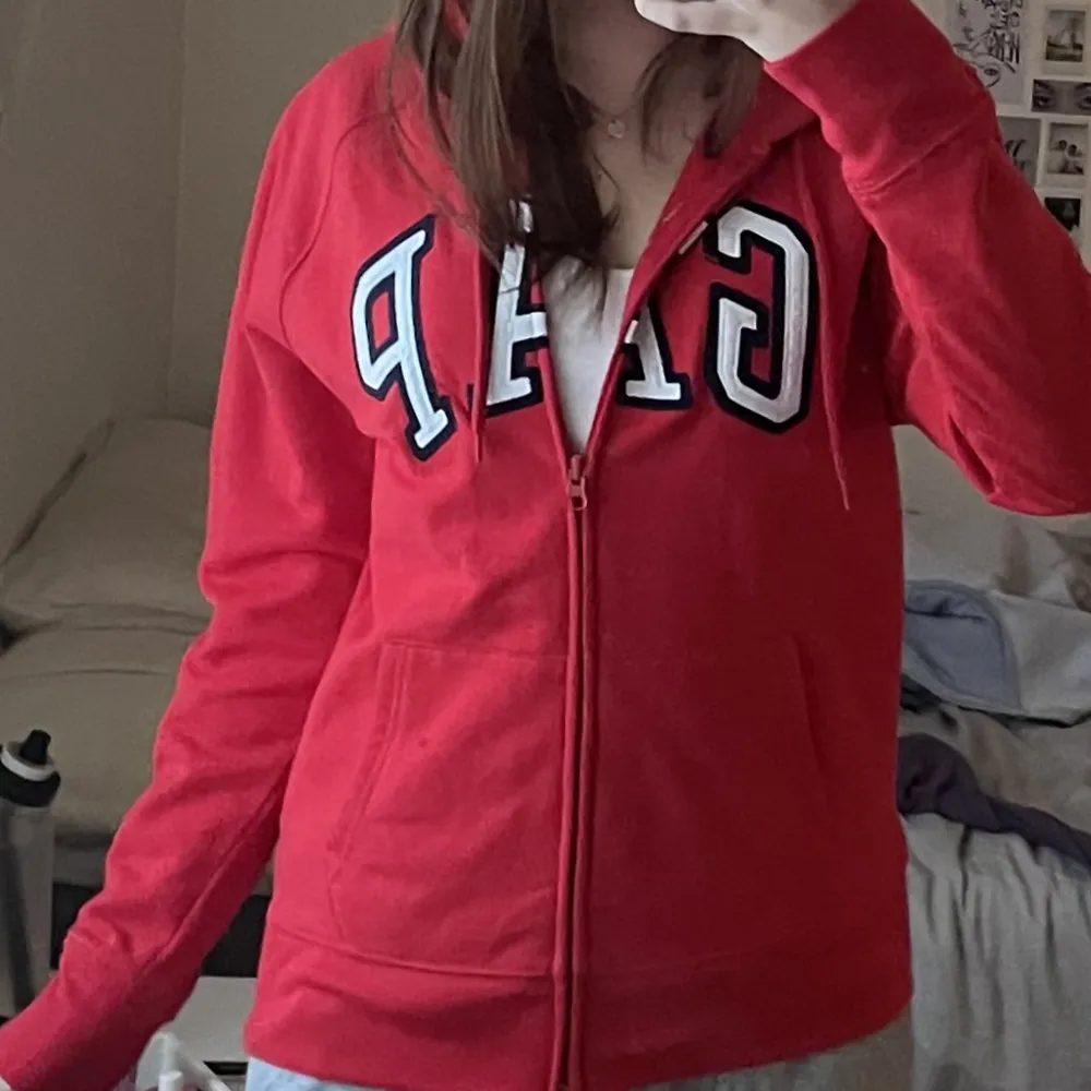 Säljer den här GAP hoodie eftersom jag inte använder den. Endast använd en gång, så gått som ny. Storlek S men den är lite liten i storleken så sitter som en XS.💗. Hoodies.