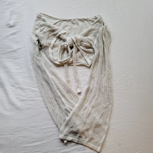 Nät kofta - Jätte söt kofta med utsvängda ärmar som man knyter🤍