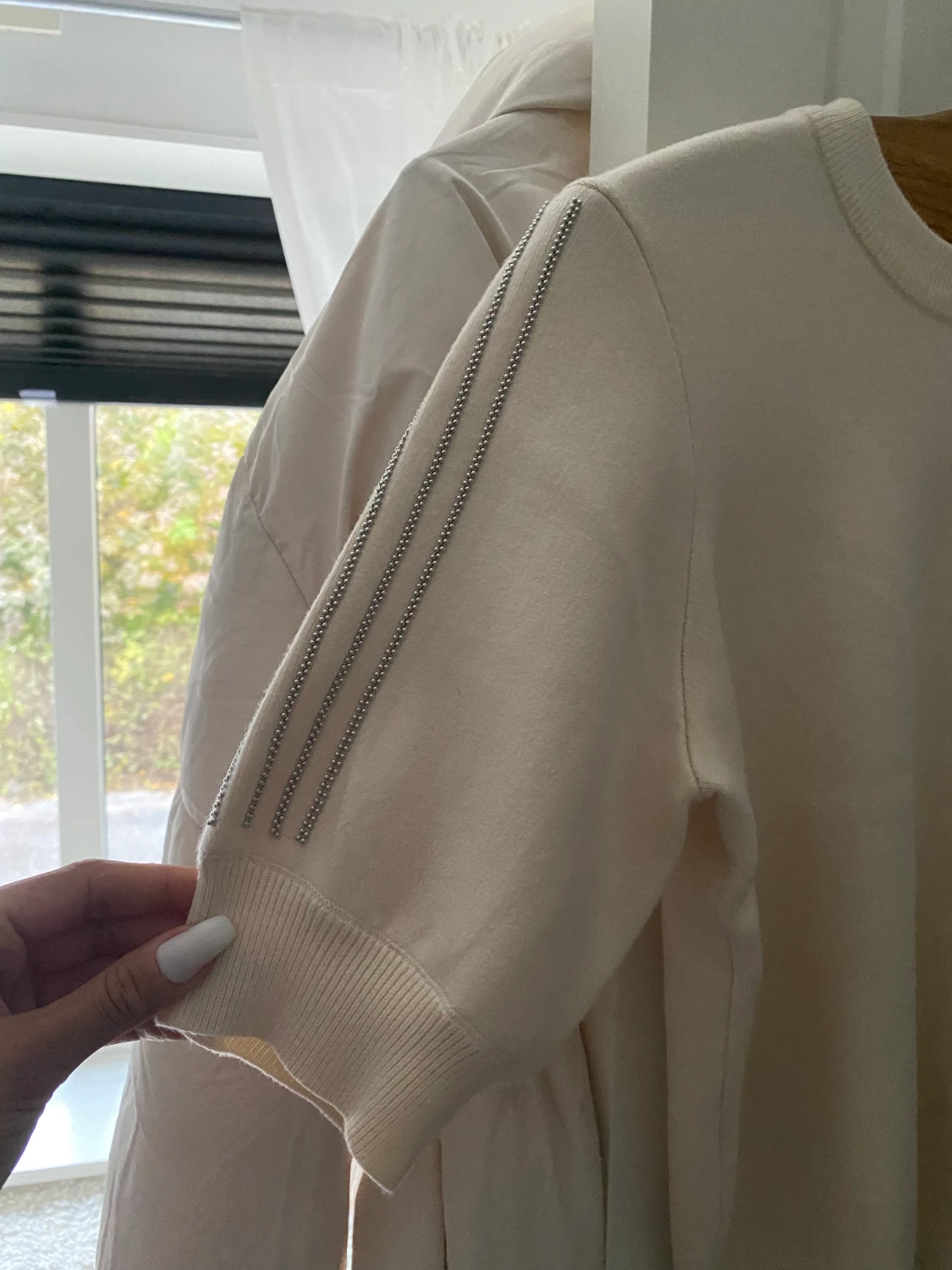 Superfin tröja med vackra detaljer  - 90