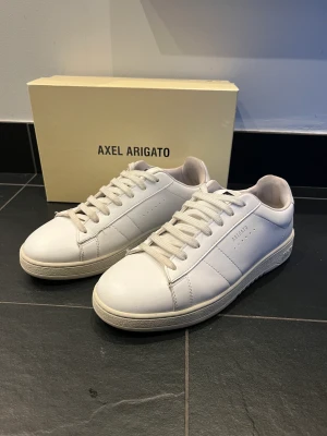 Axel Arigato skor - Hej! Säljer nu dessa snygga skor från Axel Arigato. Skorna är i storlek 41 och i nyskick. Box medföljer såklart. Skriv om du undrar något🙌🏻