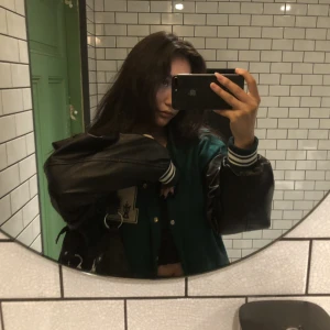 Jacka från Alfric Eden - Supersnygg jacka från Alfric Eden behöver ett nytt hem då den inte längre kommer till användning 🖤 Kan skicka fler bilder om så önskas!