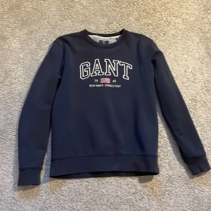 Gant tröja - Den är i bra skick bara att den är lite skadad på insidan i kragen men det är absolut ingenting man märker av Storleken är egentligen 170 men passar som S