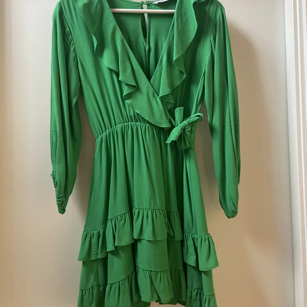 En superfin grön långärmad klänning från Zara.  Den har även shorts under kjolen, då den är rätt kort!   Försökte hitta några bilder där man ser ungefär hur den sitter på! 😍💚💚  Det är storlek XS men skulle säga att den passar som en S också! . Klänningar.