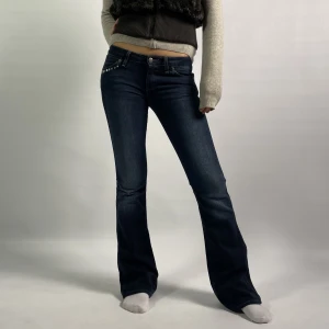 Lågmidjade Wrangler jeans med nitdesign - 4. "Lågmidjade Wrangler jeans med nitdesign"  Modellen är 172 cm lång och bär vanligtvis storlek 34/36