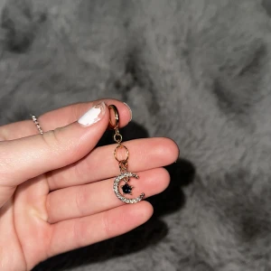 Egengjort örhänge🥰 - Jättefint egengjort örhänge i guld🥰
