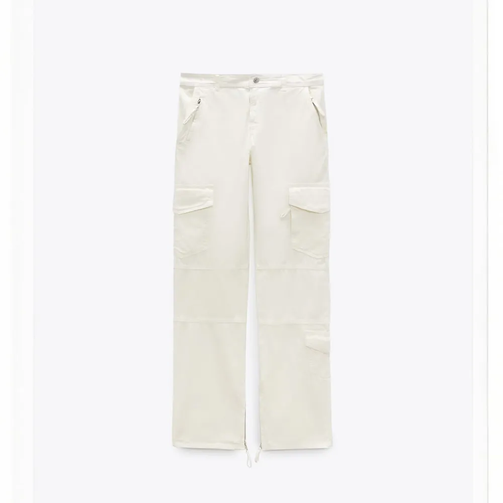 Vita cargobyxor från Zara. Lite smutsiga längst ner på baksidan av byxbenen därav priset. . Jeans & Byxor.