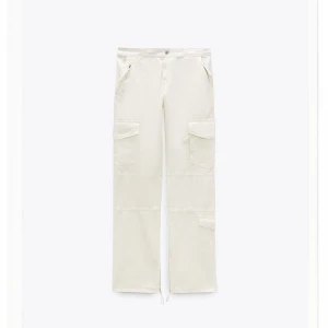 Vita cargobyxor - Vita cargobyxor från Zara. Lite smutsiga längst ner på baksidan av byxbenen därav priset. 