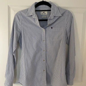 Lexington skjorta randig  - Skjorta från lexington, vit och blå randig. Storlek XS, passar mig som brukar ha storlek S men med tajt passform. 