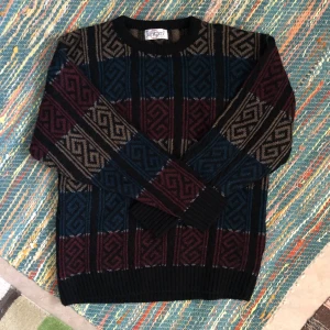 stickad tröja  - stickad tröja hittad på secondhand, från märket Jentzen! står storlek L men skulle nog säga att den är mer M 