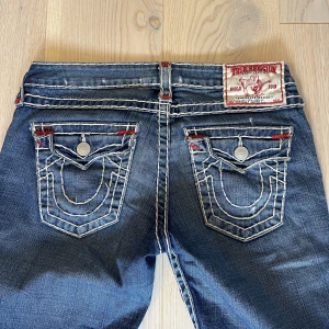 True Religion Jeans - Säljer mina true religion jeans eftersom de inte är min stil längre. Jeansen är i storlek 29. De är i bra skick! Innerbenslängden på jeansen är 77 cm och ytterbenslängden är 96 cm. Midjan är 42 cm. Skriv för fler bilder💕