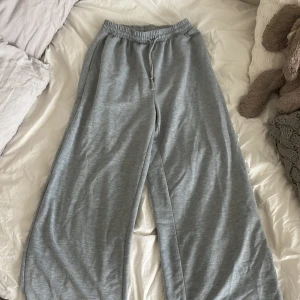 Mjukisbyxor  - Dessa grå jättesköna mjukisbyxor har aldrig används pågrund av att storleken inte passade mig. Dom är långa och har gummiband i midjan 