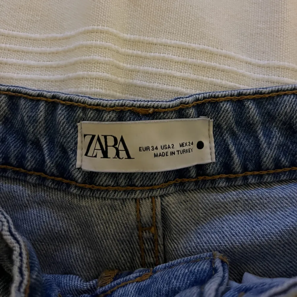 Säljer dessa jeansshorts från zara då de inte kommer till användning, säljer för 80kr som är jättebra pris. 🙈. Shorts.