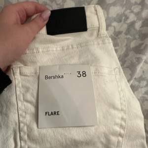 Vita flare jeans från bershka i storlek 38 