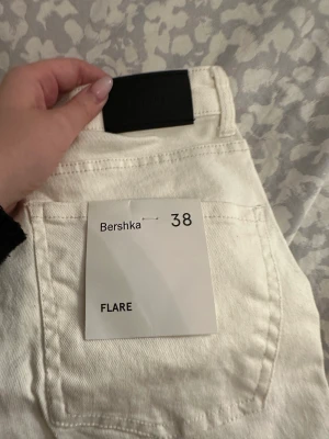 Vita jeans  - Vita flare jeans från bershka i storlek 38 