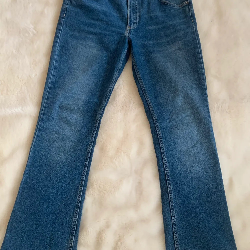 Säljer dessa jeans då jag växt ur dem💕. Jeans & Byxor.