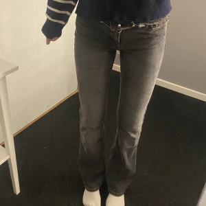 Jeans - Jeans från lindex tror jag, köpte secondhand gråa med snygga detaljer.  Är mid waist men har lagt in ett resår bland i midjan för dom var lite stora där storlek xs skulle jag säga