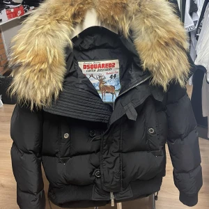 Helt ny äkta dsquared2 vinter jacka med kvitto och låda - Hej säljer min dsquared2 vinterjacka som jag köpt från en butik i heter st james i gbg. Jackan är i fint skick och aldrig använd säljer den pågrund av att jag köpt en ny vinterjacka. Storlek s men passar m också. Har även kvitto. Pris kan diskuteras.