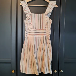 Kort klänning i linne - Handgjord i Indien, tunn (men inte see-through) och med streach. 