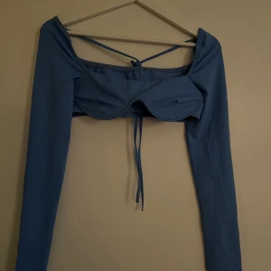 Festtopp - Väldigt snygg och sexig topp. Aldrig använd då den var för liten för mina bröst. Väldigt fin att använda till jeans, kjol, byxor osv. 