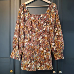 Klänning i höstfärgat blomster  - Oanvänd klänning från Cider, perfekta färger inför hösten! 