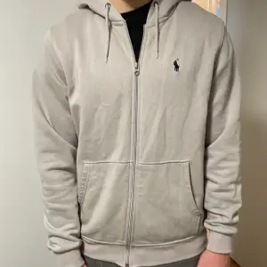 Säljer denna feta Ralph Lauren hoodien i färgen grå (orgpris 1500kr)