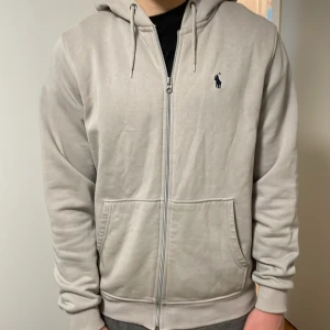 Ralph Lauren zip upp hoodie - Säljer denna feta Ralph Lauren hoodien i färgen grå (orgpris 1500kr)