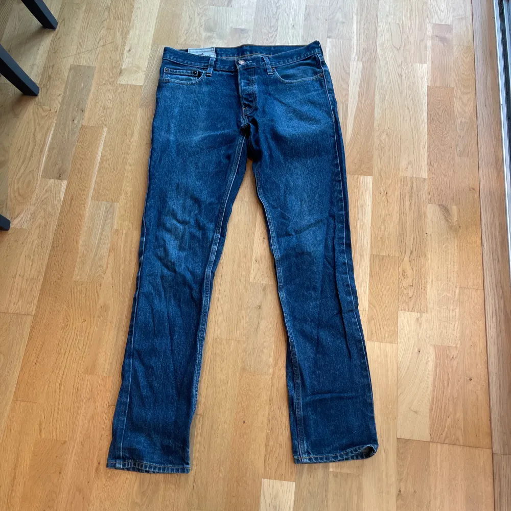 Fina mörkblå jeans från Hollister . Jeans & Byxor.