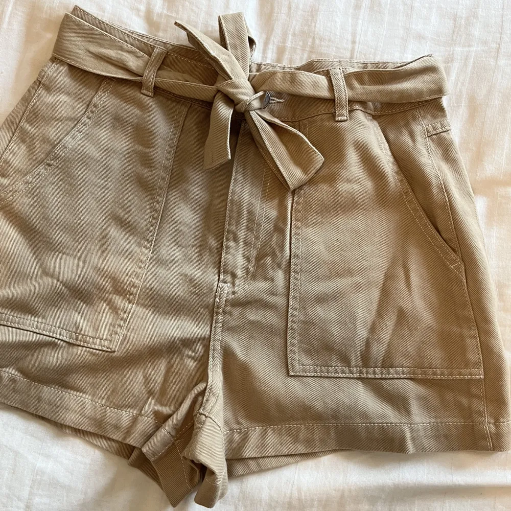 Shorts från H&M i storlek 40 helt oanvända med lappen kvar . Shorts.