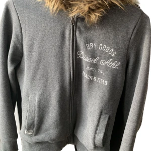 Diesel hoodie med päls luva! - Svinsnygg lgb liknande diesel zip up hoodie med päls på luvan! Skriv för frågor.