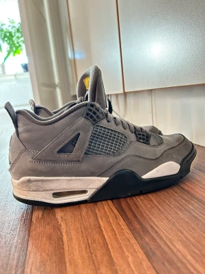 Jordan 4 cool grey - Ett par Jordan 4 cool grey i ett hyfsat skick. Ej original box då jag köpte dom på goat utan box, kvitto finns. Pris går att diskuteras! Skriv för mer bilder samt om ni har några övriga frågor. 