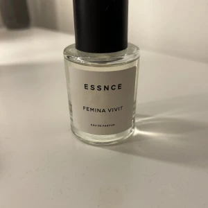 Femina vivit - Säljer denna perfym då det inte var min typ av doft. Andvänd 5 gånger ungefär så som ny🩷 märket är Essnce!
