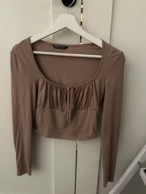 Söt topp - Har exakt samma i rosa, skriv vid intresse. Jättefin topp som passar till alla tillfällen, är även bekväm och i ett fantastiskt skick 