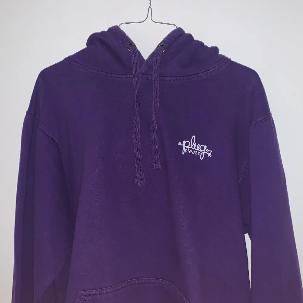 Lila PlugMePlease hoodie  Skick: 9/10 Nypris: 950kr Säljer för att jag har slutat använda den. Hoodies.