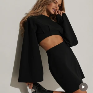 Hanna Schönberg x NA-KD svart set  - Jättefint svart set som jag använt ett fåtal gånger. Normal i storleken (34) i både kjol och topp 