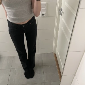 Low straight jeans - Svarta jeans från BikBok. Använda ett antal gånger men i bra skick. Säljer då de är för små. Som preferens är jag 174 cm lång.