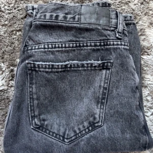 Low straight jeans, Gina Tricot  - Jeansen är i bra skick. Använt några gånger. Köptes för ungefär ett halvår sedan. Ordinarie pris: 500 kr. 