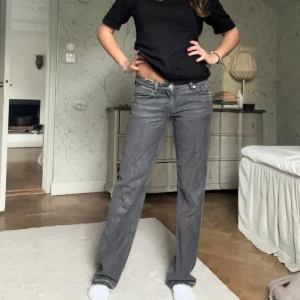 Grå straight leg jeans - Så snygga lågmidjade straight leg jeans! Modellen arrow från weekday. Nästintill oanvända. Jag är 167 och en 36/38, us 28. Passar mig i både midja och längd. 