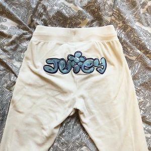 Juicy couture - Superfina vita juicy byxor!! Använda typ 3ggr så i nytt skick💙 Bra kvalitet å inte genomskinliga🙏🏼 Bootcut model och low waist💙 300+frakt!