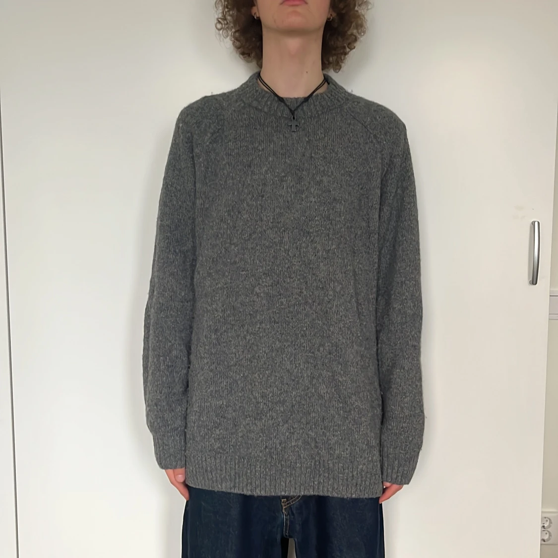 Grå stickad sweatshirt