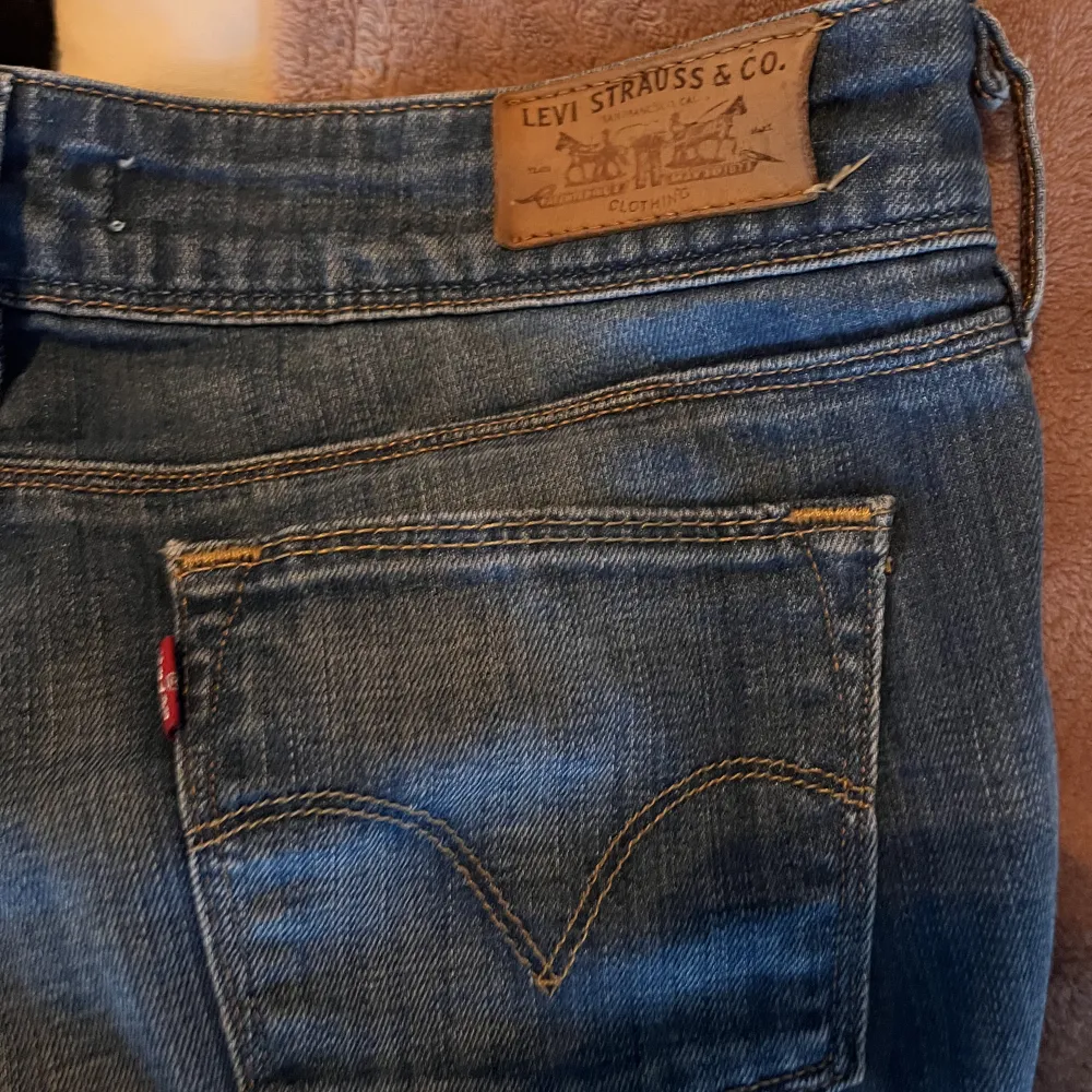 Blåa Levi’s jeans i modellen 570 straight, skulle dock påstå att de sitter som bootcut. Jeans & Byxor.