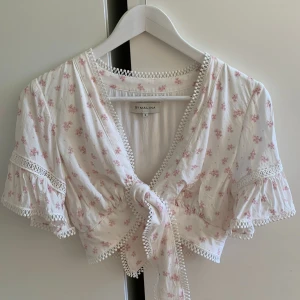 By Malina topp stl S Ny! Oanvänd  - Söt topp som matchar till Avery kjolen som jag också säljer. Helt ny! Oanvänd  Stl S  