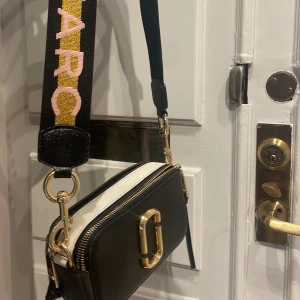 Väska  - Säljer min fina väska av Marc Jacobs, passar till allt. Säljer då den inte kommer mycket till andvändning längre, andvänt ett par gånger men inget som syns. 