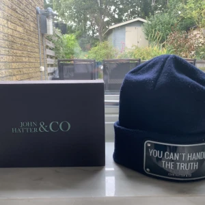 John hatter mössa - Skit snygg John hatter mössa perfekt till vintren använd lite skick 8,5/10 nypris 1000kr med motivet ” you can’t handle the truth ”