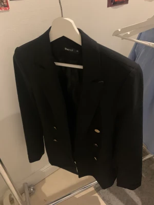 Kavaj - 🫶Fin kavaj från Gina Tricot.  🫶Kan mötas upp i Stockholm. 🫶Kika gärna in på resten av mina annonser!