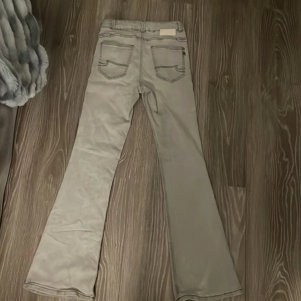 Jätte fina gråa utsvängda jeans från märket  blue ridge men köpta från zalando. De säljs nt längre på hemsidan. De är i storlek 158 men passar även som xxs. Jeans & Byxor.